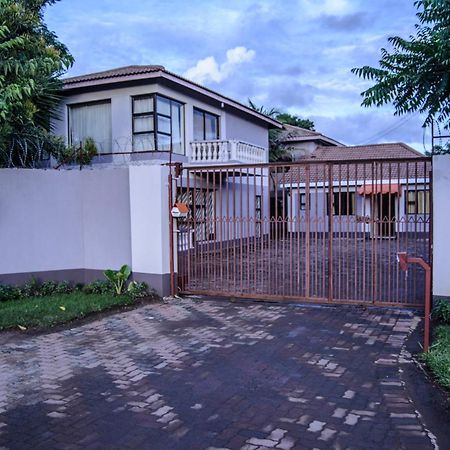 The Palace Guest House Хараре Екстериор снимка